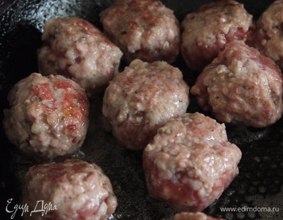 Сформировать из фарша тефтельки и обжарить их на растительном масле.