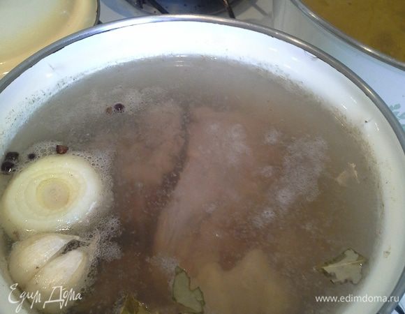 Бульон лучше варить из 2-х видов мяса: у меня курица и говядина.