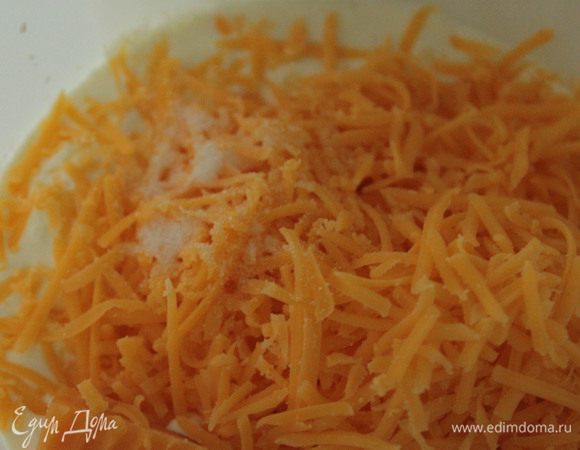 Для заливки венчиком слегка взбить яйца и сливки, добавить тертый сыр, соль, зелень.