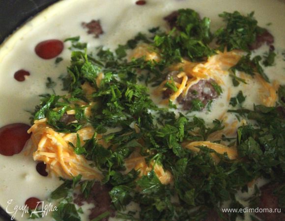 На основу выложить тефтели, помидоры черри, залить заливкой. Поставить пирог в духовку и выпекать в течение 40 — 50 мин. при 180°С.
Подавать пирог теплым, хотя и в охлажденном виде он хорош🙂