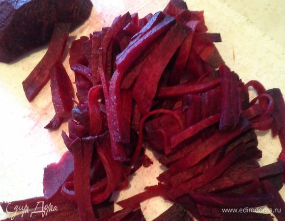 В готовый бульон тонкой соломкой нарезать свеклу и морковь, правда, на фото кажется, что толсто.