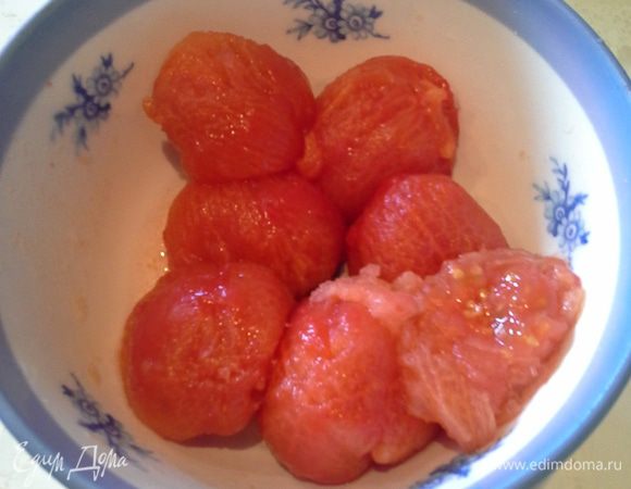 Варить 30 минут, и в это время (я это называю «душой борща») помидоры обдать кипятком и снять кожицу, лук нарезать.