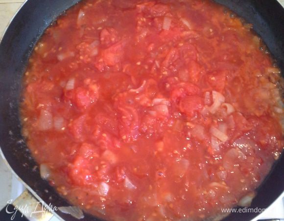 Помидоры нарезать и добавить на сковороду. И дальше нужно пробовать, я добавляю лимонный сок, чуть-чуть сахара, немного острого перца, соль.
