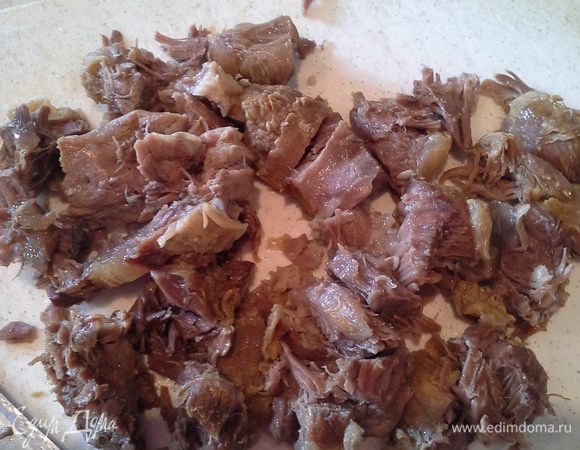 Мясо вытащить и нарезать.