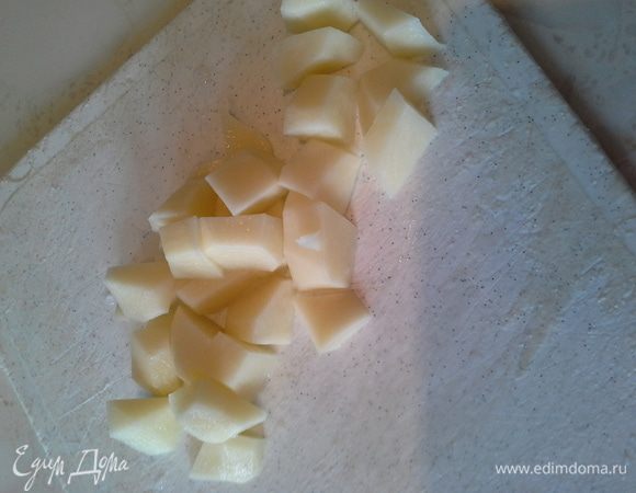 Мясо и помидоры добавить в бульон. Добавить картошку, я люблю совсем немного.