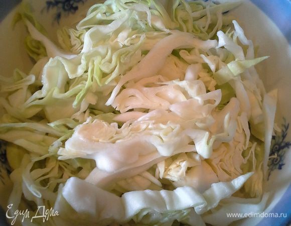 Через 15 минут положить капусту.