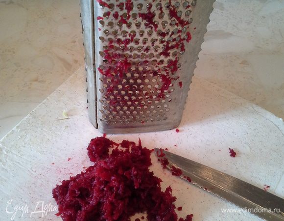 Дальше натереть на терке свеклу.