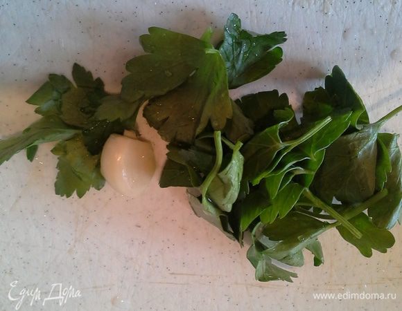 И в конце мелко нарезать чеснок и зелень.