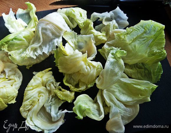 Промыть кочан салата айсберг, отделить листики.