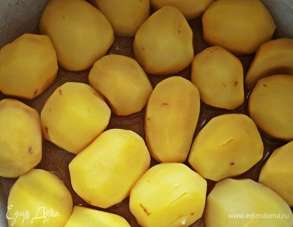 Картофель отварить заранее. Желательно, более мелкие картофелины.