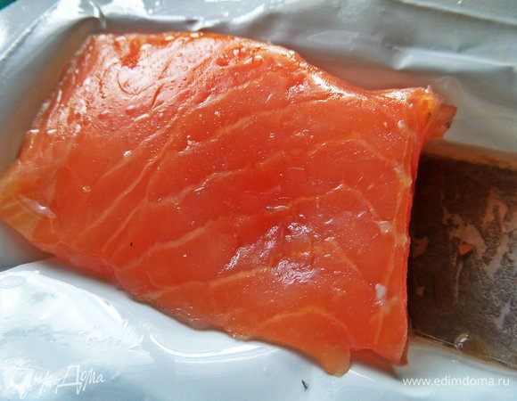 Лосось с/с отделить от кожицы и костей, если есть.