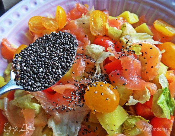 Всыпать семена чиа. Они разбухнут в сочных овощах быстро.