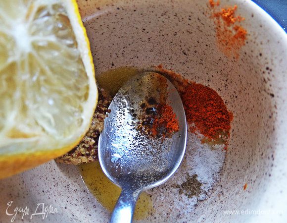 Для заправки смешать масло Biolio, горчицу c зернышками, паприку, соль, перец и сок лимона.