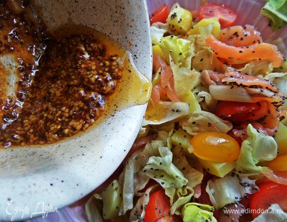 Полить смесью салат.