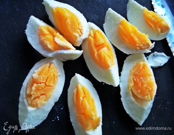 Яйца отварить, нарезать на дольки.