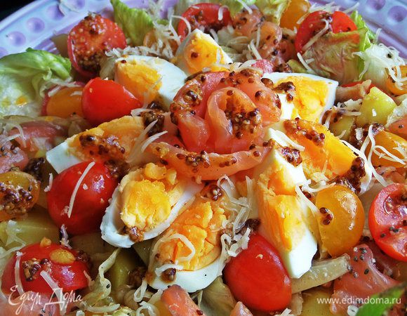 Перенести дольки в центр салата. Завершить розочкой из рыбы.