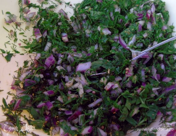 Приготовьте приправу для баклажанов: измельчите зелень (кинзу, укроп, сельдерей, петрушку), нарежьте лук и чеснок, влейте уксус, добавьте приправы (1 ч. л. сунели, 1/2 ч. л. красного перца, 1/2 ч. л. шафрана), а также кориандр, посолите и хорошо перемешайте.