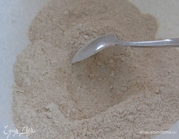 Для крамбла: смешайте просеянную  ржаную муку, соль, сахар, соду и хлопья быстрого приготовления, лучше ржаные, но у меня не было, и я использовала овсяные.