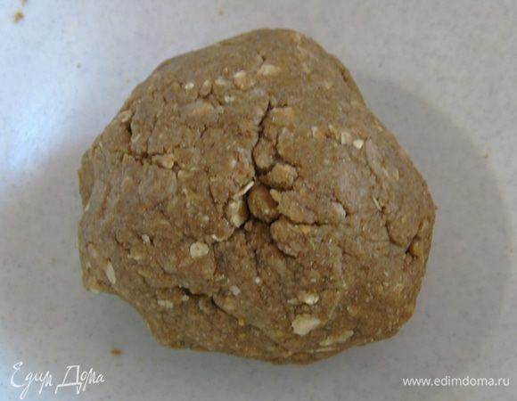 Соедините жидкие и сухие ингредиенты, замесите тесто. Дайте ему немного остыть.