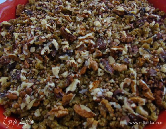 Сверху посыпьте порубленными грецкими орехами и кориандром. 