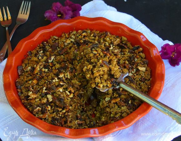 Отправьте в разогретую до 190°С духовку примерно на 30 минут, тесто должно стать хрустящим и румяным. 