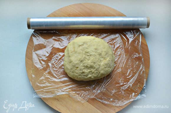 Замесить тесто и собрать его в шар. Обернуть тесто в пищевую плёнку и убрать в холодильник на 20 мин.