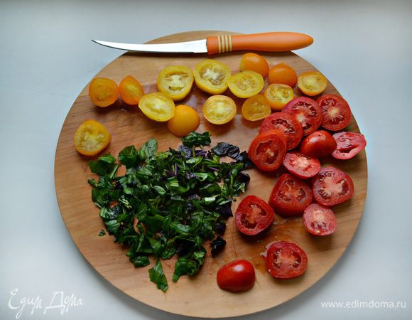 Порубить листья базилика, помидоры нарезать кружочками либо пополам, если это черри.