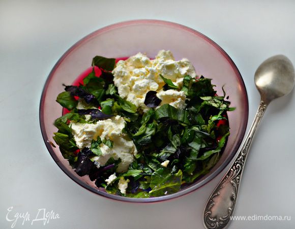 Смешать в миске творог, базилик, соль и черный молотый перец.
