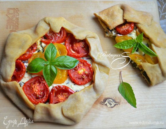 Вместе с бумагой перенести галеты на противень и выпекать в разогретой до 200°С духовке около 30 мин.