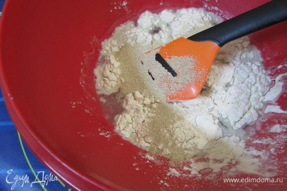 В миске соединить теплую воду, дрожжи, сахар и 50 граммов муки. Оставить на 10 минут до растворения дрожжей (я использовала быстрорастворимые, 7 граммов).
