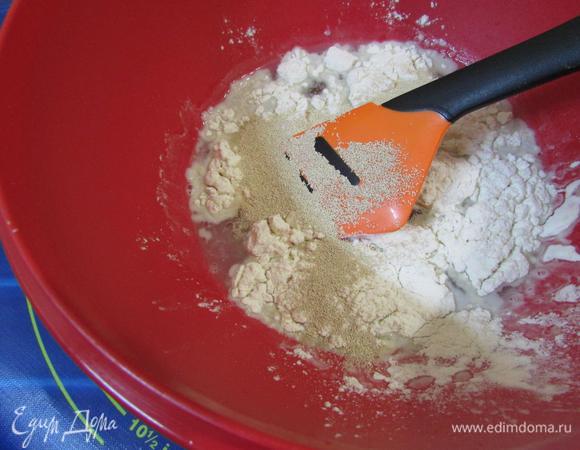 В миске соединить теплую воду, дрожжи, сахар и 50 граммов муки. Оставить на 10 минут до растворения дрожжей (я использовала быстрорастворимые, 7 граммов).