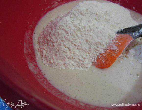 Затем влить оливковое масло. Добавить соль и муку (у меня ушло всего 400 граммов муки).