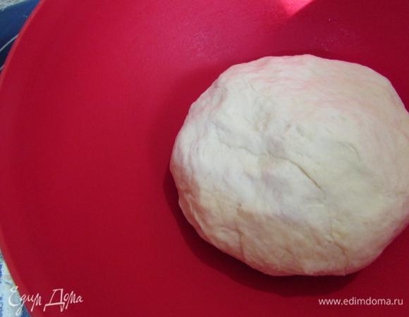 Замесить мягкое тесто. Накрыть тесто салфеткой и отправить в теплое место для увеличения в 2 раза.