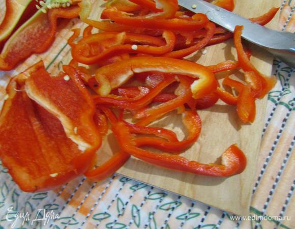 Этим временем приготовить начинку (II). Болгарский перец помыть, освободить от семян и плодоножки. Нарезать полосками.