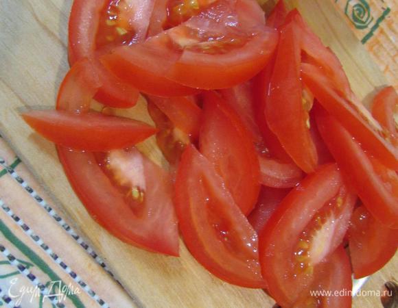 Помидоры помыть, обсушить и нарезать тонкими пластинками.