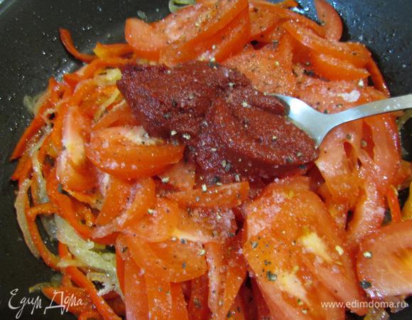 Затем добавить свежие помидоры, томатную пасту «Помидорка». Посолить, поперчить, добавить немножко сахара. И тушить до выпаривания жидкости.