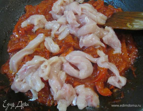 В конце к овощам добавить курицу. Перемешать и снять с огня. Дать начинке остыть.