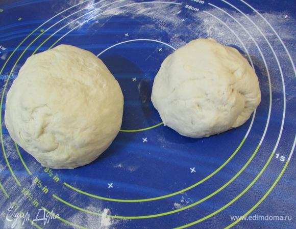 Подошедшее тесто обмять и разделить на две части. Одна — побольше, другая — поменьше.