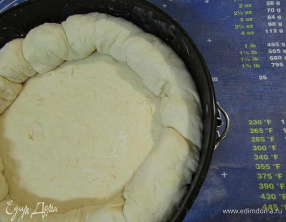 Выложить рулет в форму, формируя бортик пирога.
