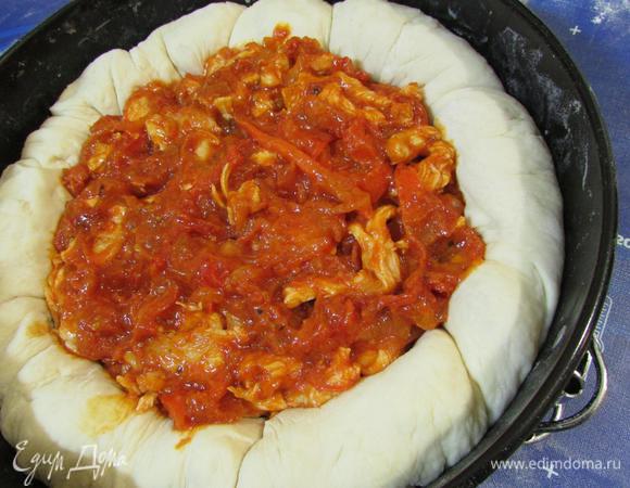 В центр пирога выложить овощную начинку (II).