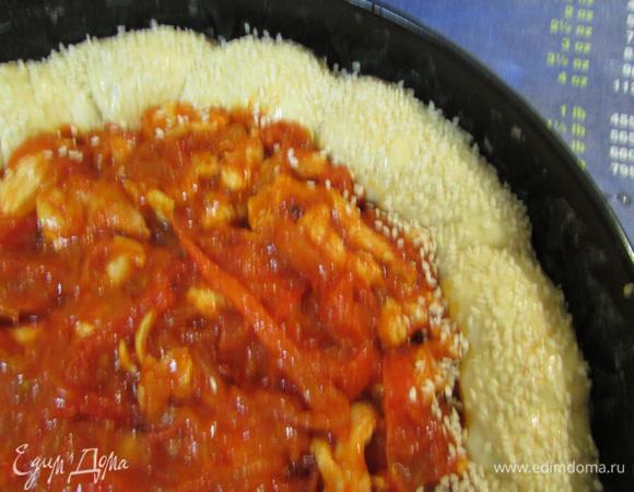 Присыпать кунжутом. Отправить пирог в разогретую (180 — 200°С) духовку. Выпекать 30 — 40 минут.