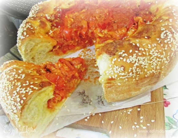 Пирог извлечь из духовки. Дать слегка остыть и освободить от формы.