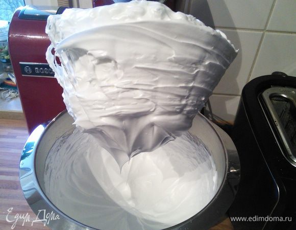 Всего потребуется 6 белков от яиц среднего размера. Для коржей используем 4 белка: начинаем взбивать белки, при этом постепенно добавляем мелкий сахар.  