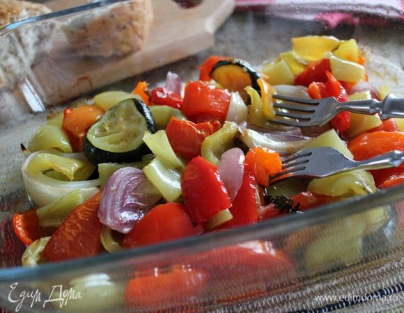 Кухня наполнится аппетитными ароматами! Очень подойдет ваш любимый хлеб, например, у меня это какой-нибудь зерновой, чтобы макать его в образовавшееся на дне формы вкуснейшее масло с овощными соками.