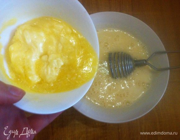 Яйца взбиваем с сахаром. Затем добавляем сливочное масло. Хорошо перемешиваем до однородной массы.