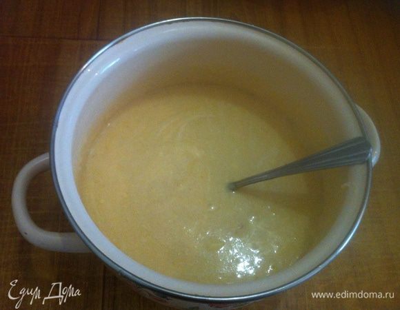 Смешиваем обе наши жидкие смеси (яичную и манную).