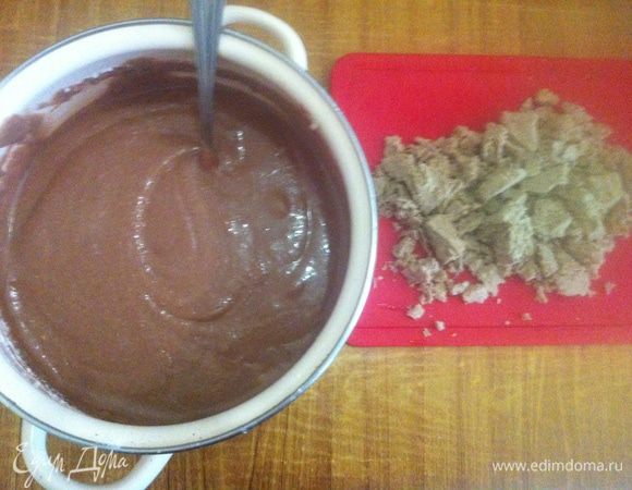 Отдельно смешиваем муку, разрыхлитель, соль, какао, ванилин и корицу (ее можно не класть совсем или заменить мускатным орехом). Добавляем сухую мучную смесь к жидкой и размешиваем ложкой до однородности. Должно получиться жидковатое тесто, как на фото. Также крошим халву на мелкие кусочки.