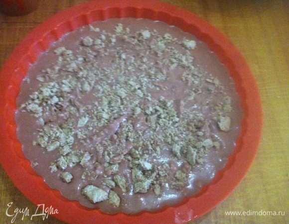 Выливаем тесто в форму для выпечки (у меня силиконовая), лучше застлать дно формы пергаментом, хорошо смазав его маслом. Сверху насыпаем измельченную халву (не бойтесь, она во время выпечки сама осядет равномерно по всему пирогу и получиться внизу растаявшая халва, а сверху она будет кусочками). Ставим в предварительно разогретую духовку до 180 — 200°С примерно на 40 минут. Готовность легко проверить спичкой или зубочисткой, воткнув ее в середину пирога. Если тесто не липнет, то пирог готов. 