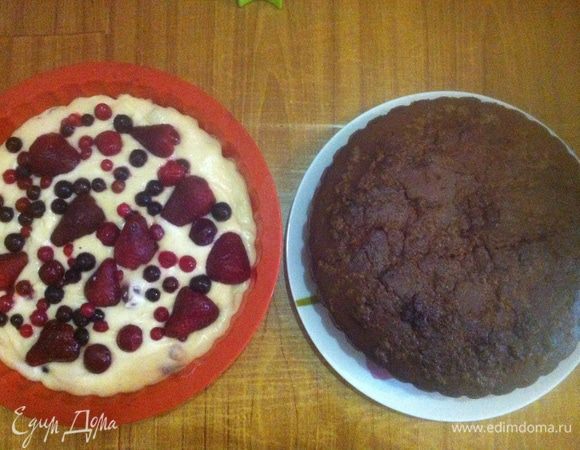 Справа — готовый шоколадный манник с халвой (слева стоит у меня еще не испеченный такой же манник, только без какао, а вместо халвы — замороженные ягоды). Когда остынет, можно присыпать сахарной пудрой и подавать к столу. 