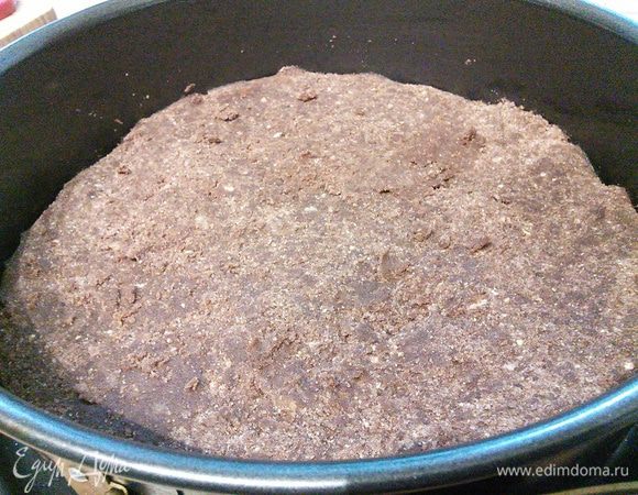 Тесто выложить в смазанную маслом разборную форму диаметром 26 см и разровнять. Выпекать в заранее разогретой до 200°С духовке около 20 мин.